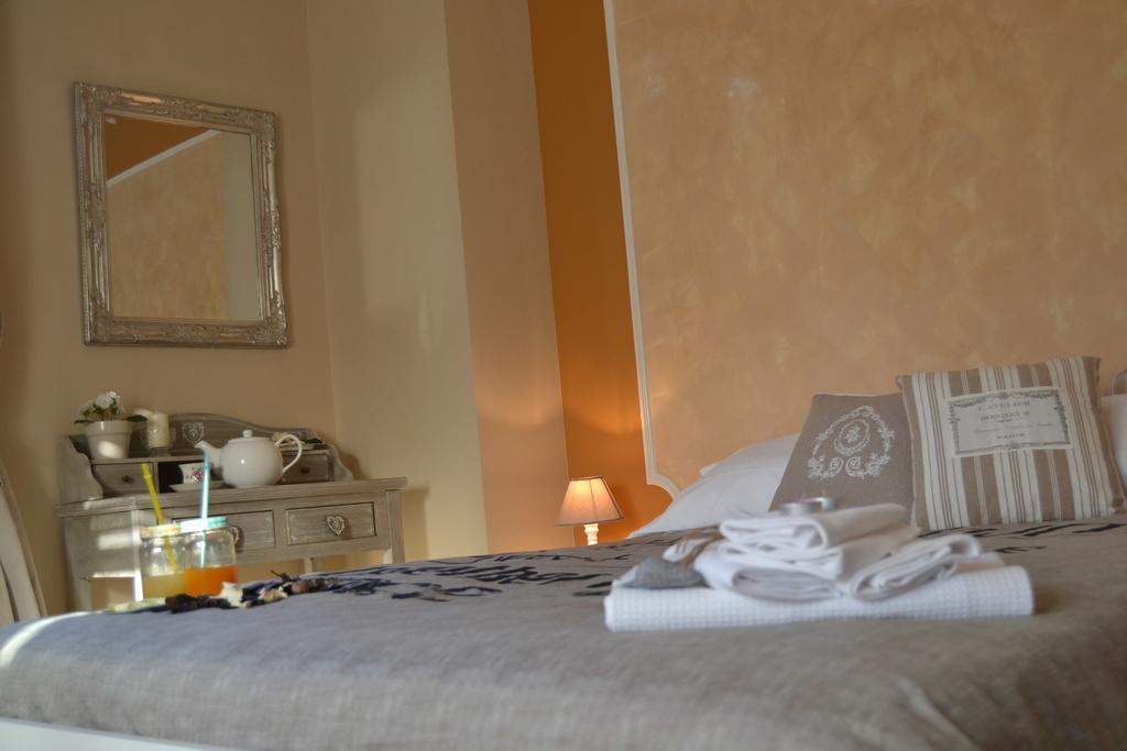 Un Tetto Di Stelle Deluxe Home Салерно Номер фото